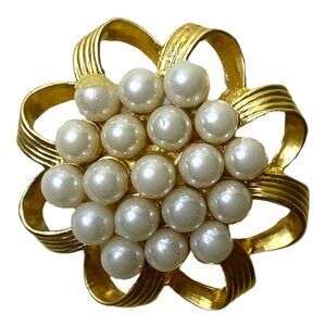 Women's Gold Toned Brooch/Scarf Pin with Cluster of Faux Pearls